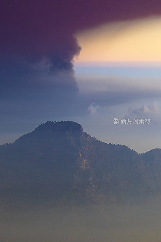 从拉帕尔马火山喷发，康伯雷Vieja喷气孔，从Roque de los Muchachos观看。天空中的灰烬